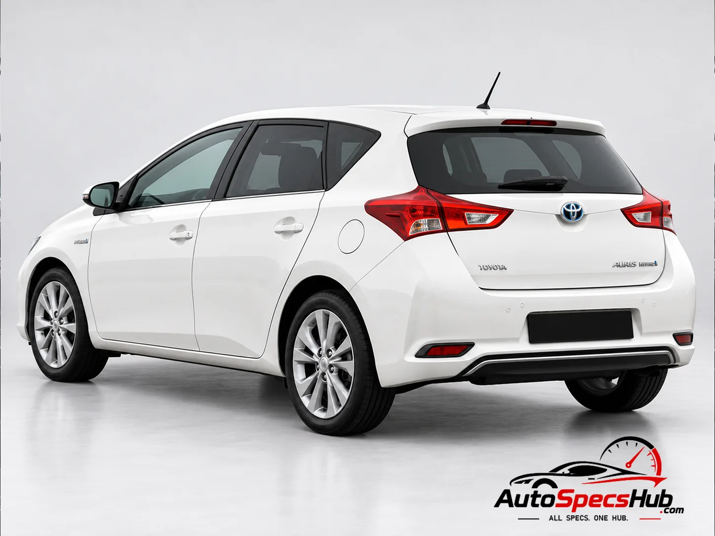 2013 Toyota Auris 1.8 VVT-i HSD rear three-quarter view